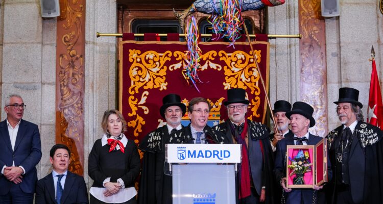 Almeida durante la recepción a la Cofradía