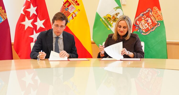 Almeida y Carazo en firma del acuerdo entre ambos ayuntamientos