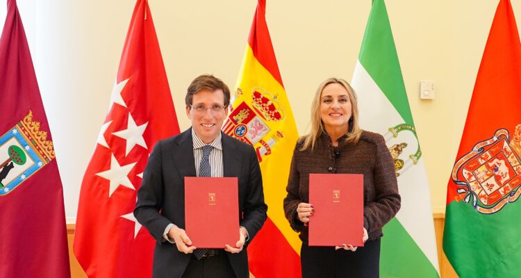 Almeida y Carazo tras la firma del acuerdo