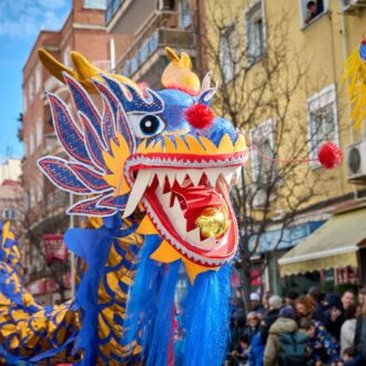 Dragón azul y dorado durante el desfile del Año Nuevo Chino en el barrio de Usera, Madrid.