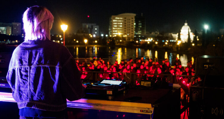Fuegos artificiales y música para recibir el Año Nuevo Chino