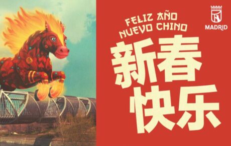 Ilustración del Año Nuevo Chino 2026 en Madrid con un caballo rojo y dorado del Año del Caballo de Fuego saltando sobre un puente, junto al texto “Feliz Año Nuevo Chino” y caracteres chinos sobre fondo rojo.