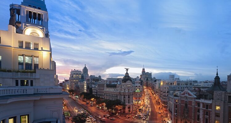 Atardecer en Madrid con perspectivas de la Gran vía con Alcalá