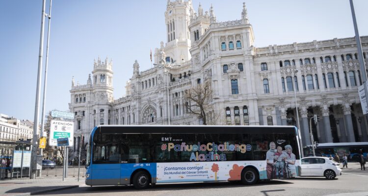 Autobús vinilado de la campaña Pañuelo Challenge