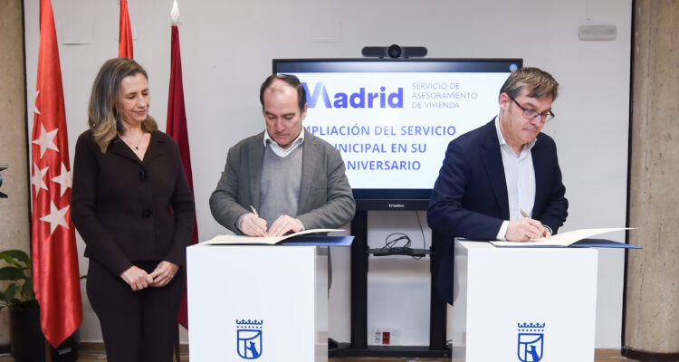 Carabante, González y Estrada en momento de la firma del convenio