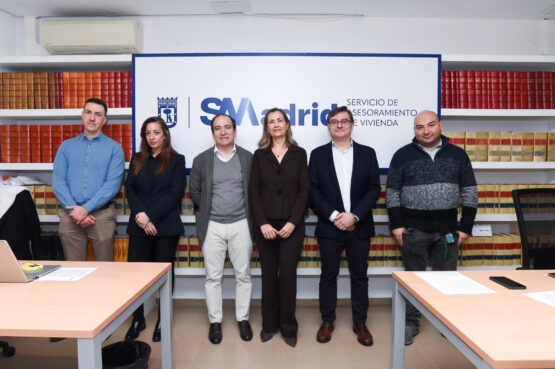 Carabante, González y Estrada con los componentes del SAV Madrid del distrito de Chamartín