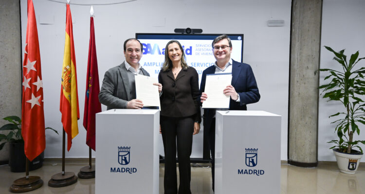 Carabante, Estrada y González, en el distrito de Chamartín, durante la firma del convenio