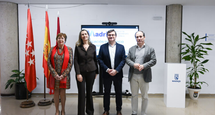 Campillo (ICAM), Estrada, González y Carabante tras la firma del convenio en la Junta Municipal de Chamartín