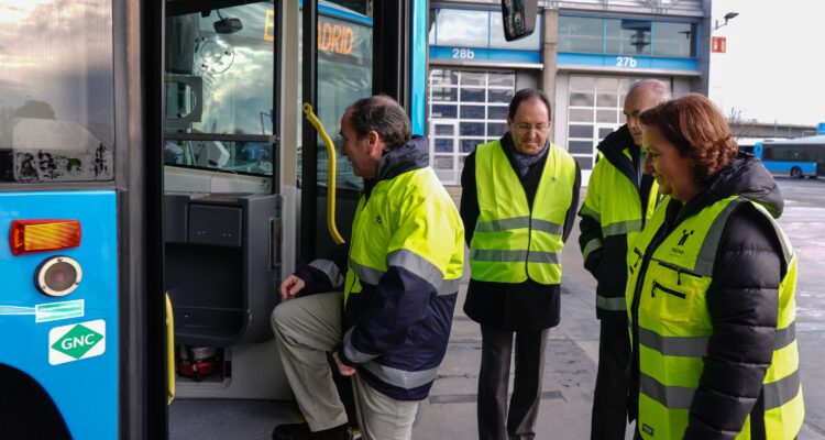 Carabante y Cedillo en autobús EMT Madrid