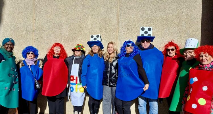 Posado de la concejala de Ciudad Lineal, Nadia Álvarez, con mayores disfrazados de fichas de parchís