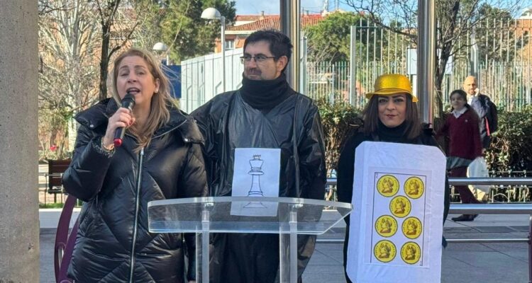 La concejala de Ciudad Lineal, Nadia Álvarez, en la presentación del carnaval con los mayores