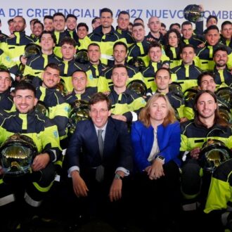 Almeida, junto a Sanz, entrega las credenciales a los nuevos bomberos municipales