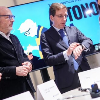 Almeida, durante su visita al Centro Municipal de Mayores Canal de Panamá para supervisar la evolución del servicio municipal de Teleasistencia Avanzada