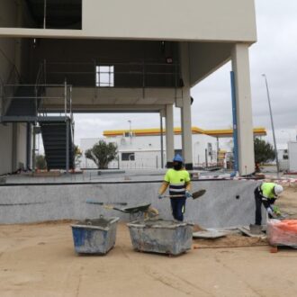 Unos trabajadores de la construcción faenan en una obra en Madrid
