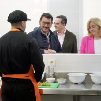 Sanz visita la Escuela Municipal de Hostelería y Alimentación, V. Vallecas