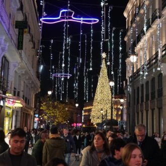 Viandantes pasean por las calles del centro de Madrid en Navidad