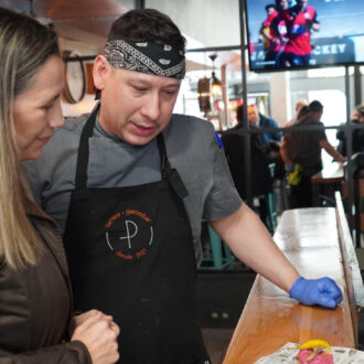 La concejala de Chamartín, en uno de los comercios de la VI Ruta de la Tapa de Prosperidad