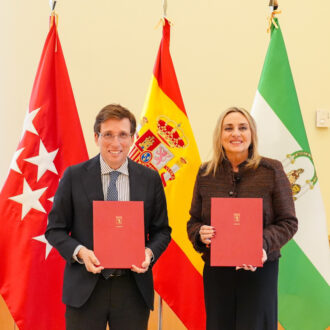 Almeida y Carazo tras la firma del acuerdo