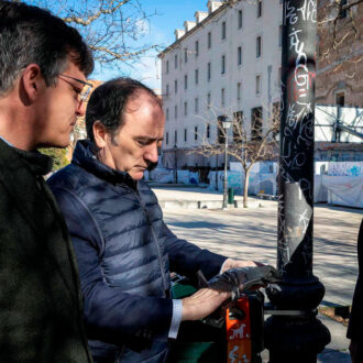 Carabante, Páramo y Segura comprobando las nuevas papeleras de zonas verdes