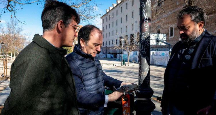 Carabante, Páramo y Segura comprobando las nuevas papeleras de zonas verdes