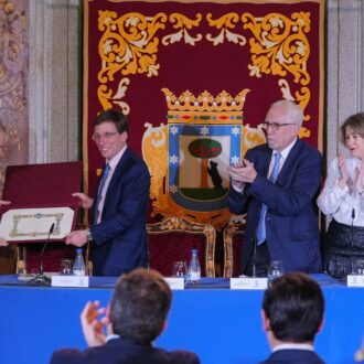 Almeida entrega el Premio Sentir Madrid a Manuel Longares