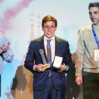 Almeida posa con el Premio María José García Sánchez, que le ha otorgado el CEP