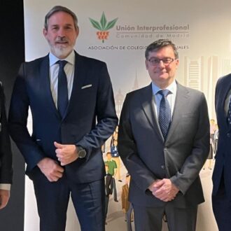 González posa durante la inauguración de la jornada organizada por la Unión Interprofesional de la Comunidad de Madrid (UICM)