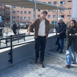 Gómez-Angulo visita las obras de remodelación de la plaza del Poeta Leopoldo de Luis