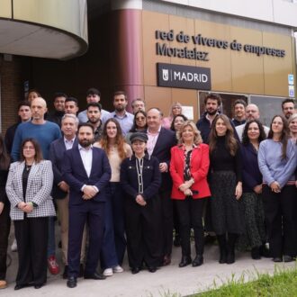 Hidalgo, junto a Niño, durante su visita al vivero de empresas de Moratalaz, este miércoles