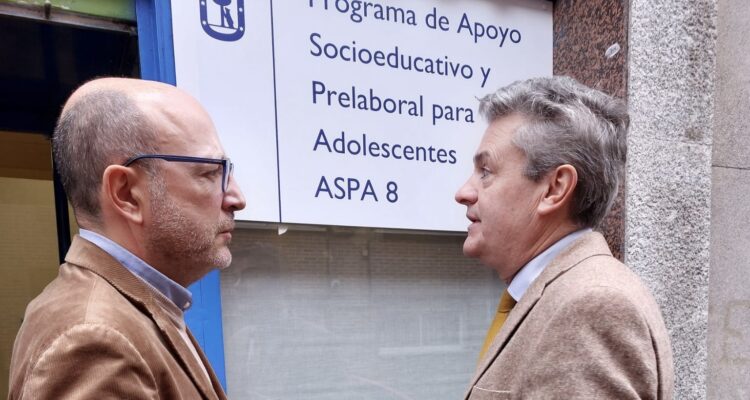 Fernández en su visita a un programa municipal de apoyo a jóvenes