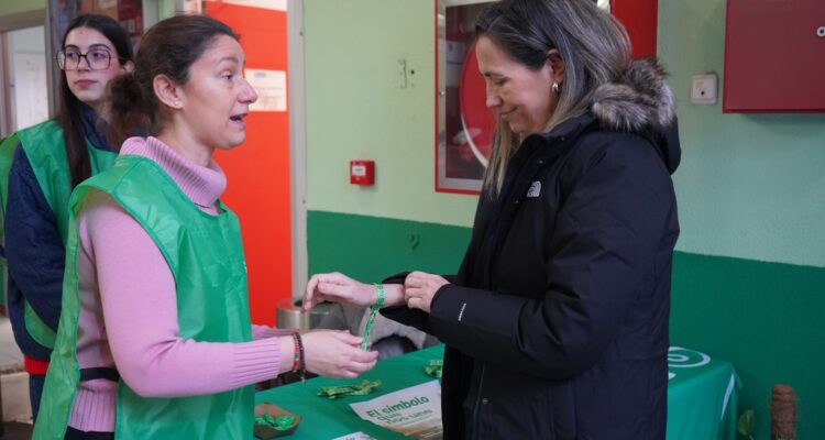 Yolanda Estrada con uno de los brazaletes de la AECC