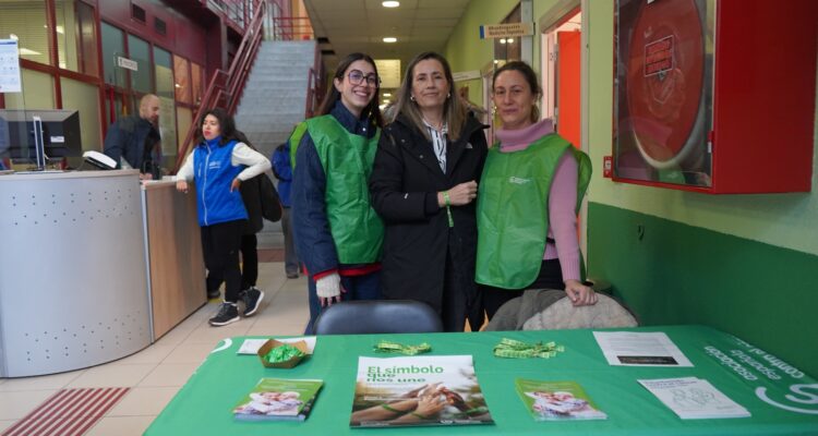 La concejala de Chamartín, Yolanda Estrada, con miembros de la AECC en el Día Mundial contra el Cáncer posando en una mesa informativa