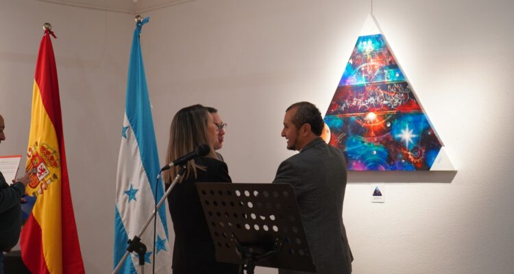 Estada junto al embajador de Honduras y el pintor protagonista de la muestra