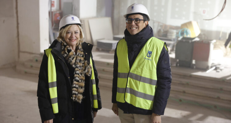 La delegada de Obras y Equipamientos, Paloma García Romero, y el concejal de Villaverde, Orlando Chacón, durante la visita a las obras del Centro Cultural Los Rosales