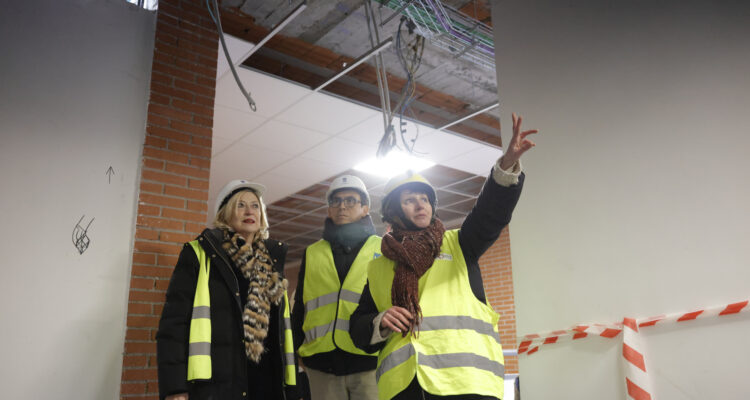 La delegada de Obras y Equipamientos, Paloma García Romero, y el concejal de Villaverde, Orlando Chacón, durante la visita a las obras del Centro Cultural Los Rosales