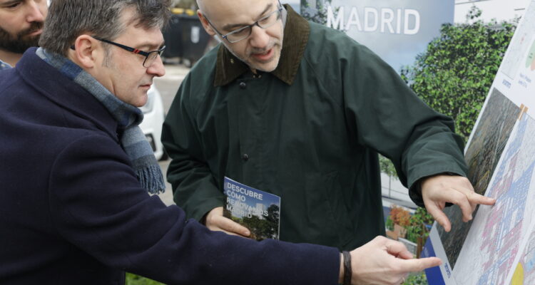 El delegado de Políticas de Vivienda y presidente de la Empresa Municipal de la Vivienda y Suelo de Madrid (EMVS Madrid), Álvaro González, durante su visital a la Colonia Membezar