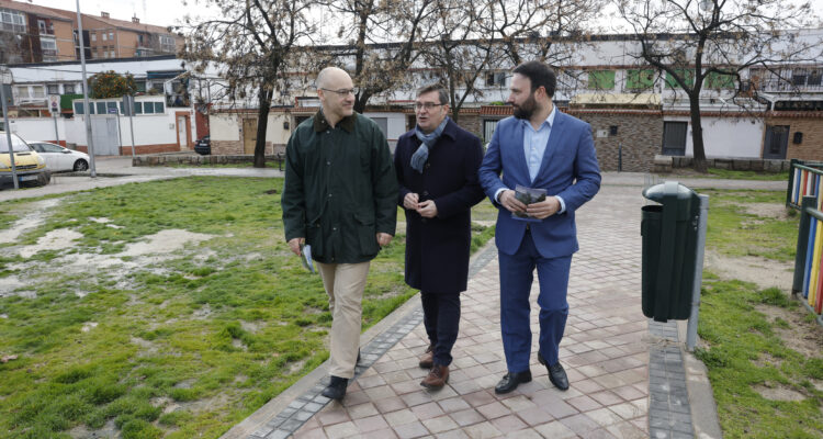 El delegado de Políticas de Vivienda y presidente de la Empresa Municipal de la Vivienda y Suelo de Madrid (EMVS Madrid), Álvaro González, y el concejal de Puente de Vallecas, Ángel Niño, durante su visital a la Colonia Membezar
