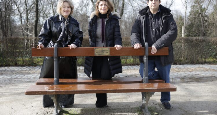 Rivera de la Cruz con los familiares de Manuel de la Calva en la presentación de su placa conmemorativa