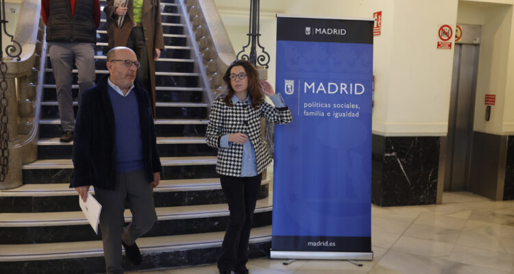 El delegado de Políticas Sociales, Familia e Igualdad, José Fernández, acompañado por la concejala de Tetuán, Paula Gómez-Angulo