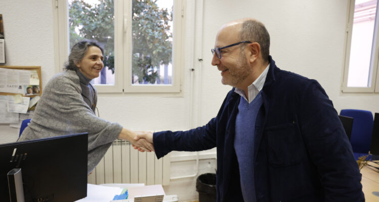 Fernández en la oficina de tramitación de las Tarjetas Familia del distrito de Tetuán