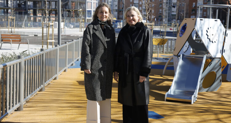 La delegada de Obras y Equipamientos, Paloma García Romero, acompañada de la concejala de Salamanca, Cayetana Hernández de la Riva, visita el ámbito de Club Santiago