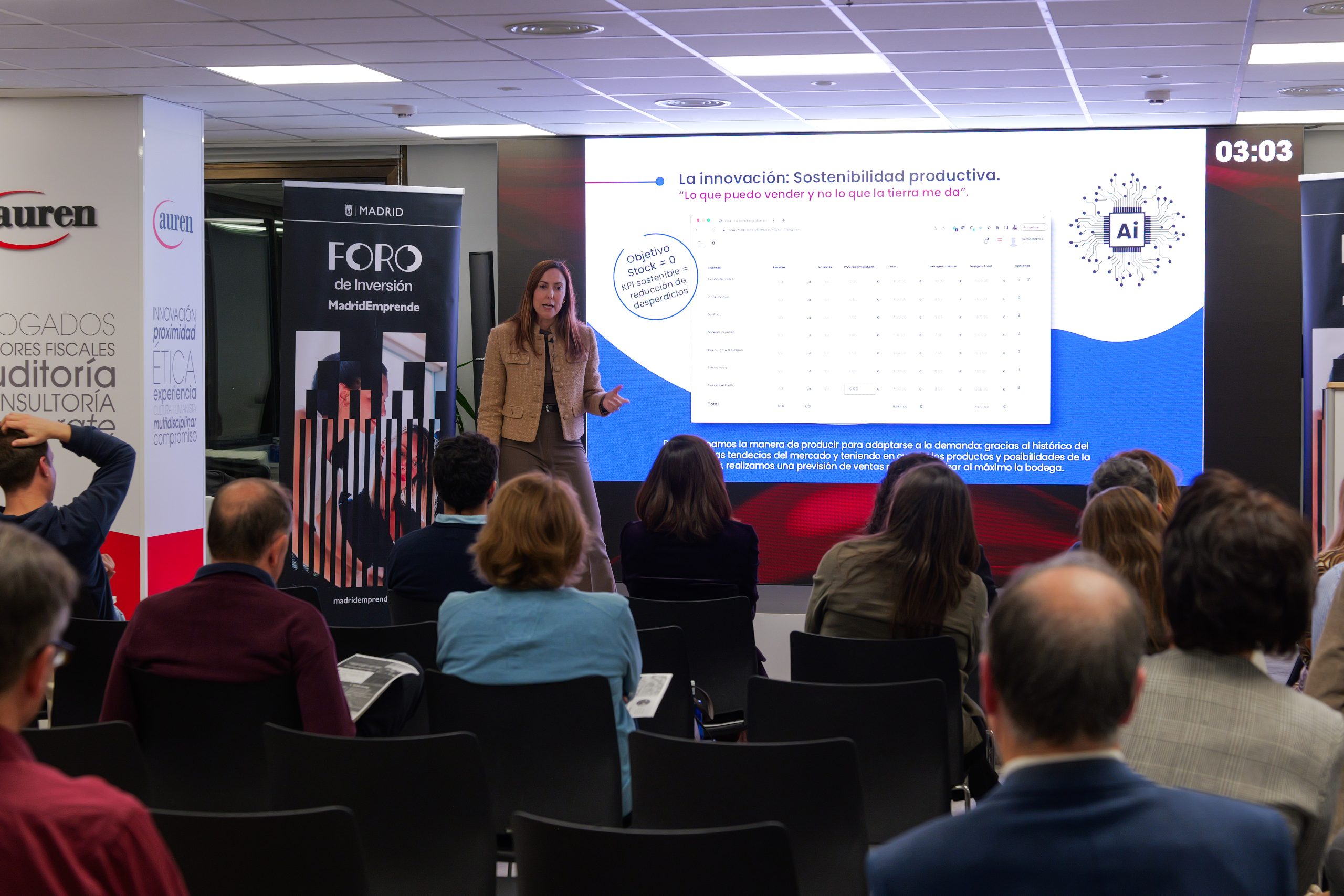 Emprendedora presentando innovación en evento Madrid Emprende