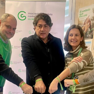 El concejal de Hortaleza, David Pérez, en la mesa informativa instalada en el Centro Deportivo Municipal Hortaleza