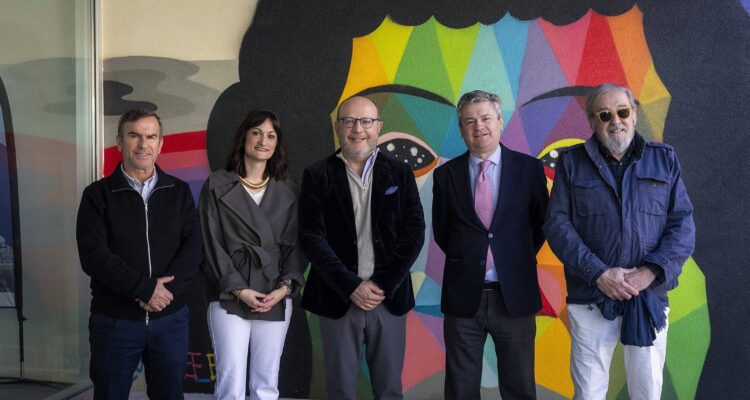 Foto de familia de Fernández con trabajadores CAF 3