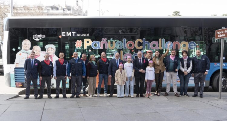 Foto de familia de miembros de EMT Madrid y Fundación Aladina
