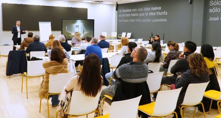 Conferencia sobre emprendimiento en auditorio del vivero