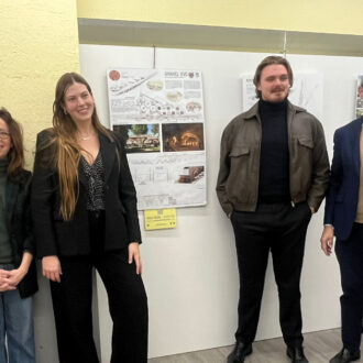 La concejala de Tetuán, Paula Gómez-Angulo, en la exposición ‘Madrid Soñado’ junto a miembros de la junta municipal del distrito en el CSC José de Espronceda