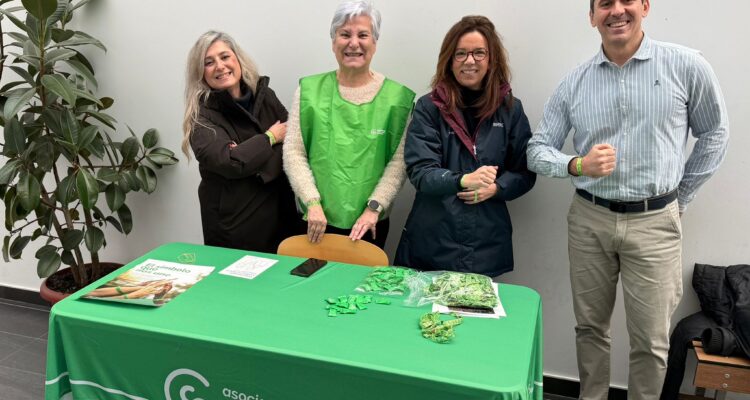 Gómez-Angulo y personal de la Junta Municipal de Tetuán junto a equipo de la AECC en una mesa informativa
