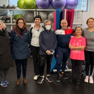 Gómez-Angulo y personal de la Junta Municipal de Tetuán junto a equipo de 'Ejercicio y Cáncer' y participantes de la actividad