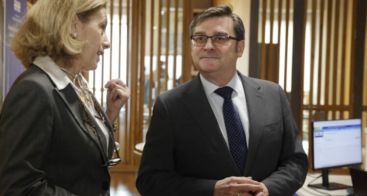 González con una de las responsables del SIREM